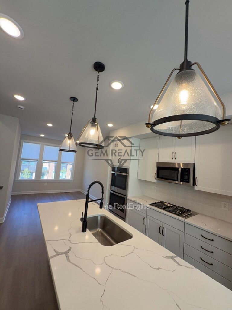 Luxury / High-End: 2 Bedroom, Bonus Room/3rd non-conforming bedroom with 4 total  Bathrooms property image