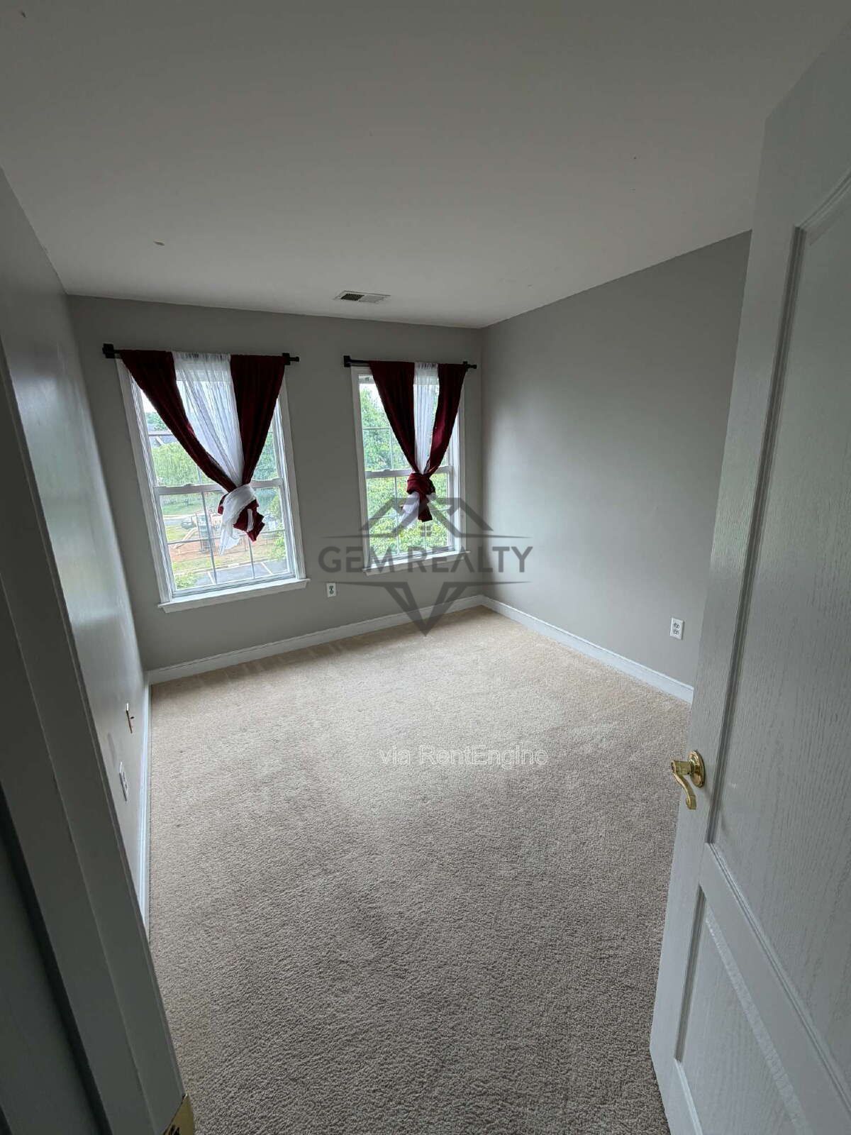 Spacious Townhome with Flexible Living Space in Prime Woodbridge Location property image
