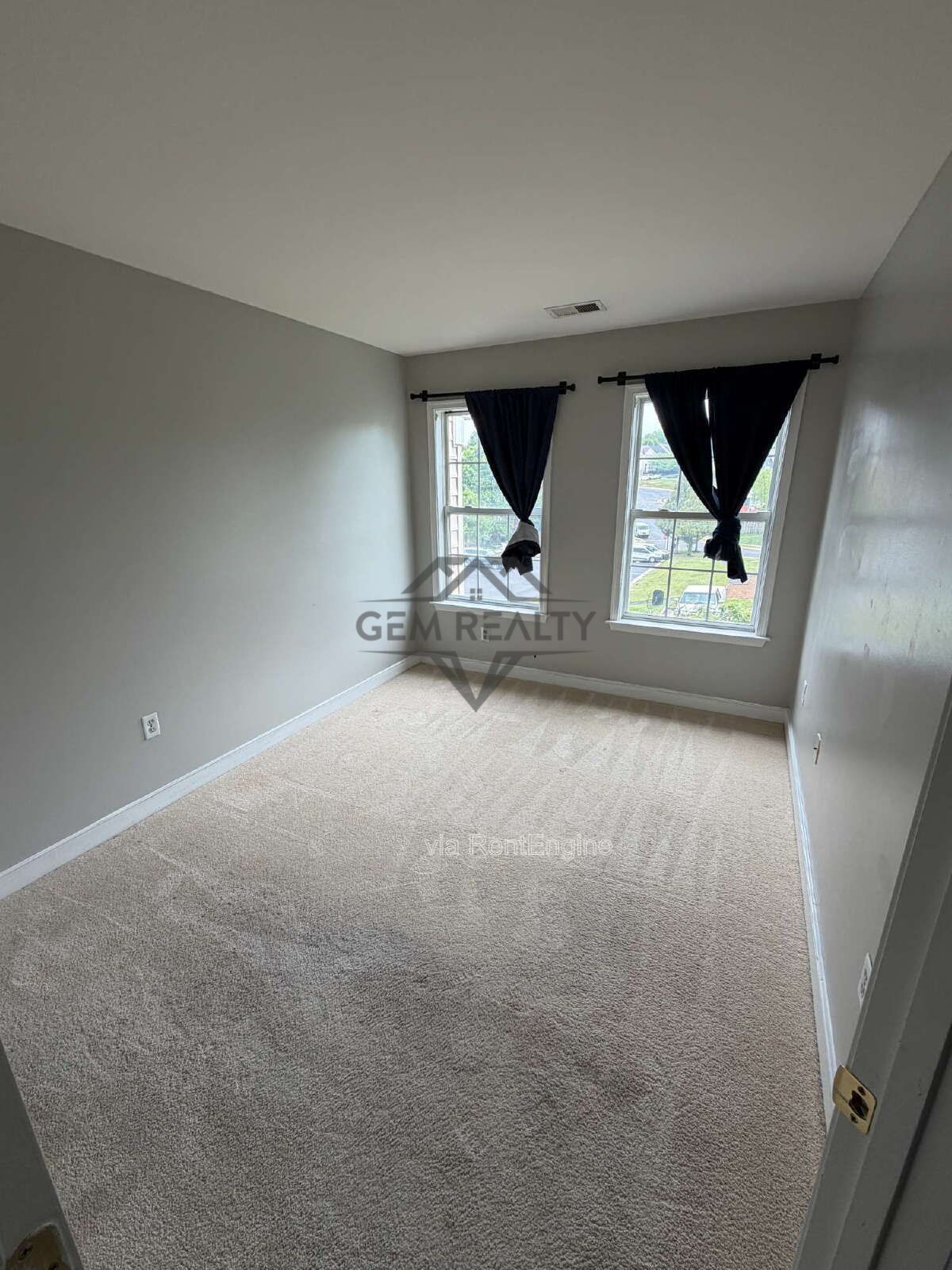 Spacious Townhome with Flexible Living Space in Prime Woodbridge Location property image