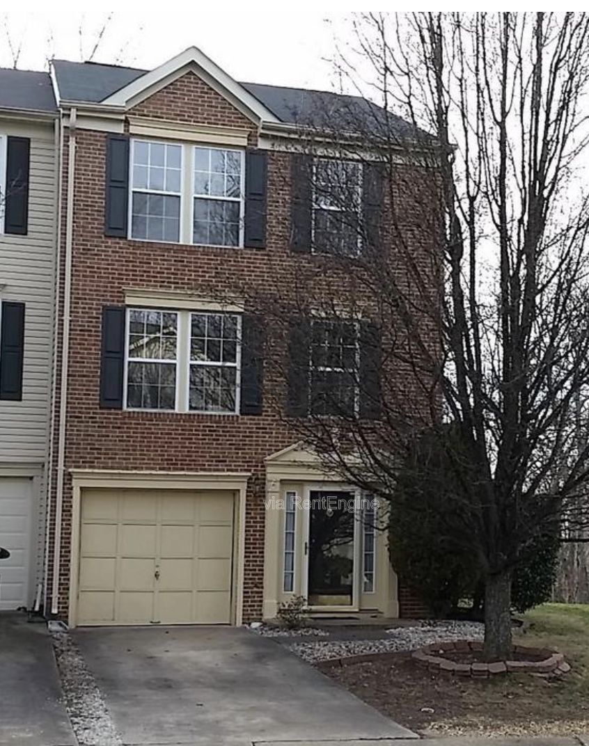 Spacious End-Unit Townhome with 3 Finished Levels & Screened Porch in Amenity-Filled Community property image