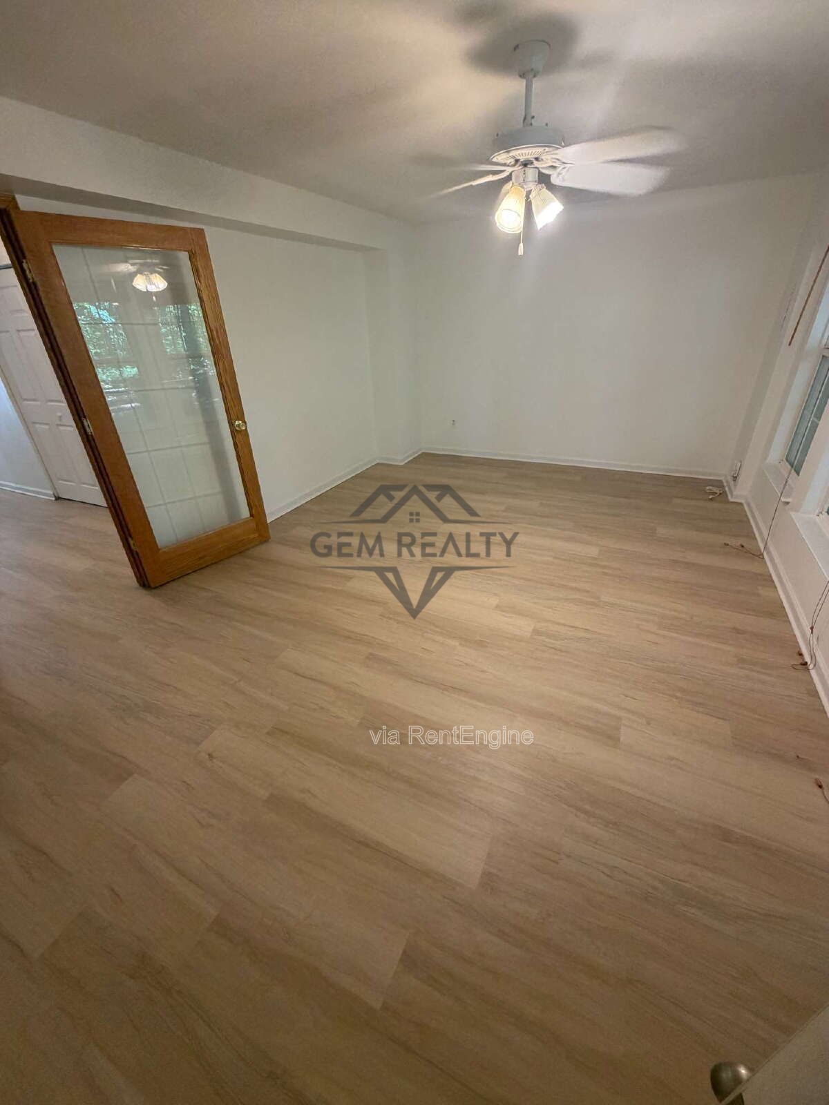 Spacious End-Unit Townhome with 3 Finished Levels & Screened Porch in Amenity-Filled Community property image