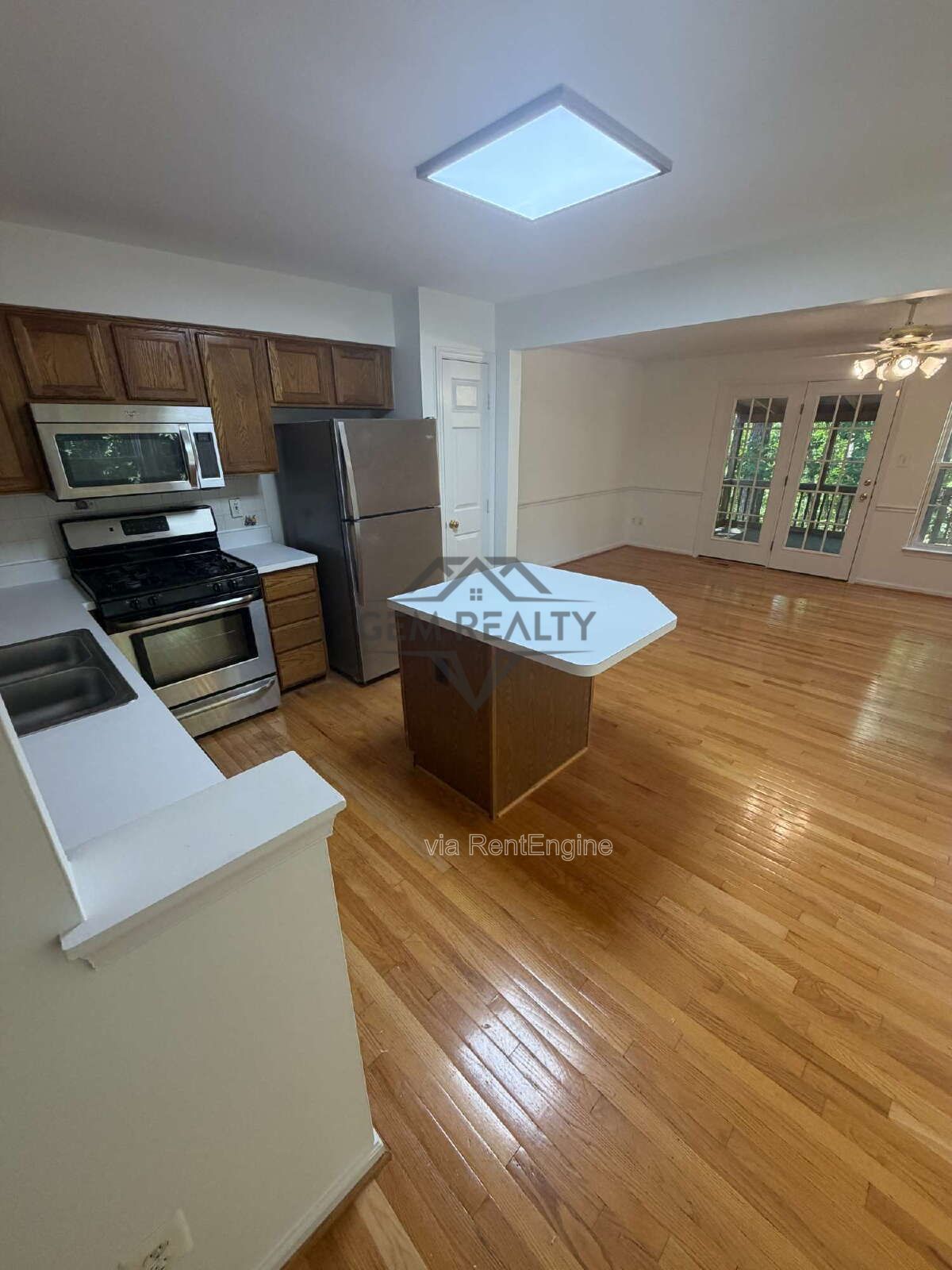 Spacious End-Unit Townhome with 3 Finished Levels & Screened Porch in Amenity-Filled Community property image