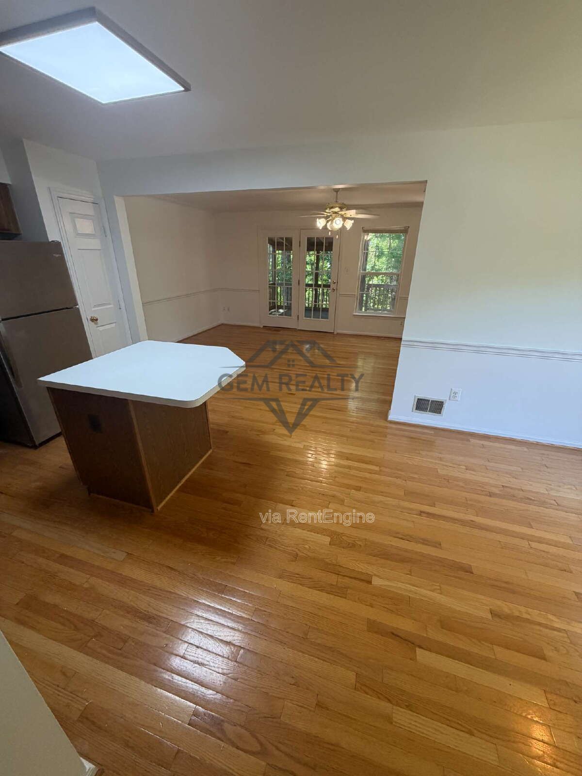 Spacious End-Unit Townhome with 3 Finished Levels & Screened Porch in Amenity-Filled Community property image