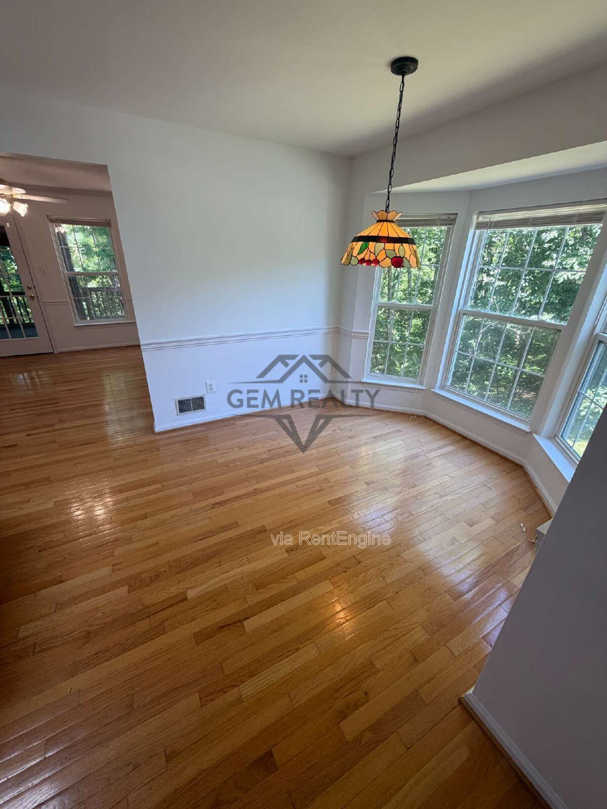Spacious End-Unit Townhome with 3 Finished Levels & Screened Porch in Amenity-Filled Community property image