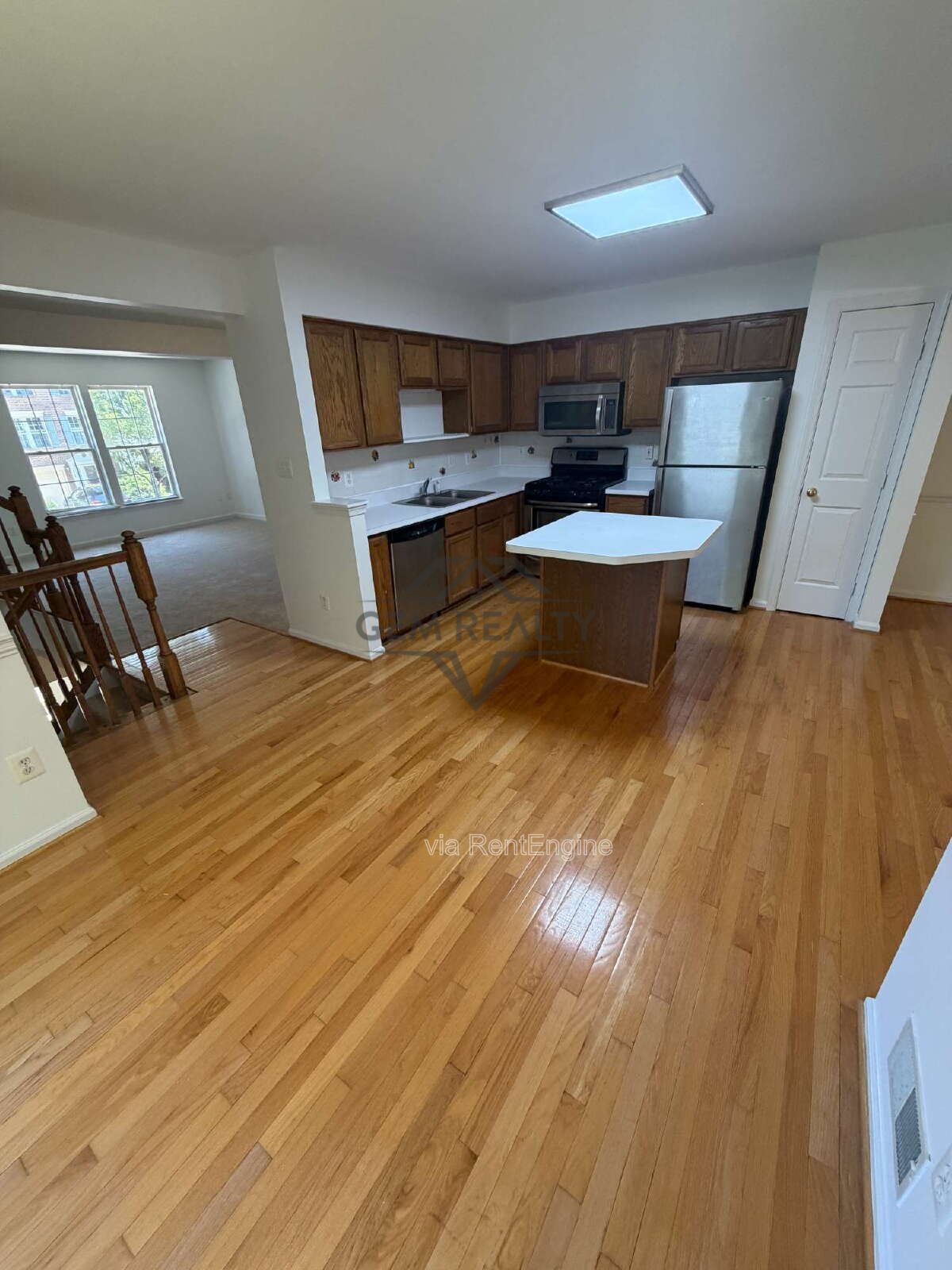 Spacious End-Unit Townhome with 3 Finished Levels & Screened Porch in Amenity-Filled Community property image