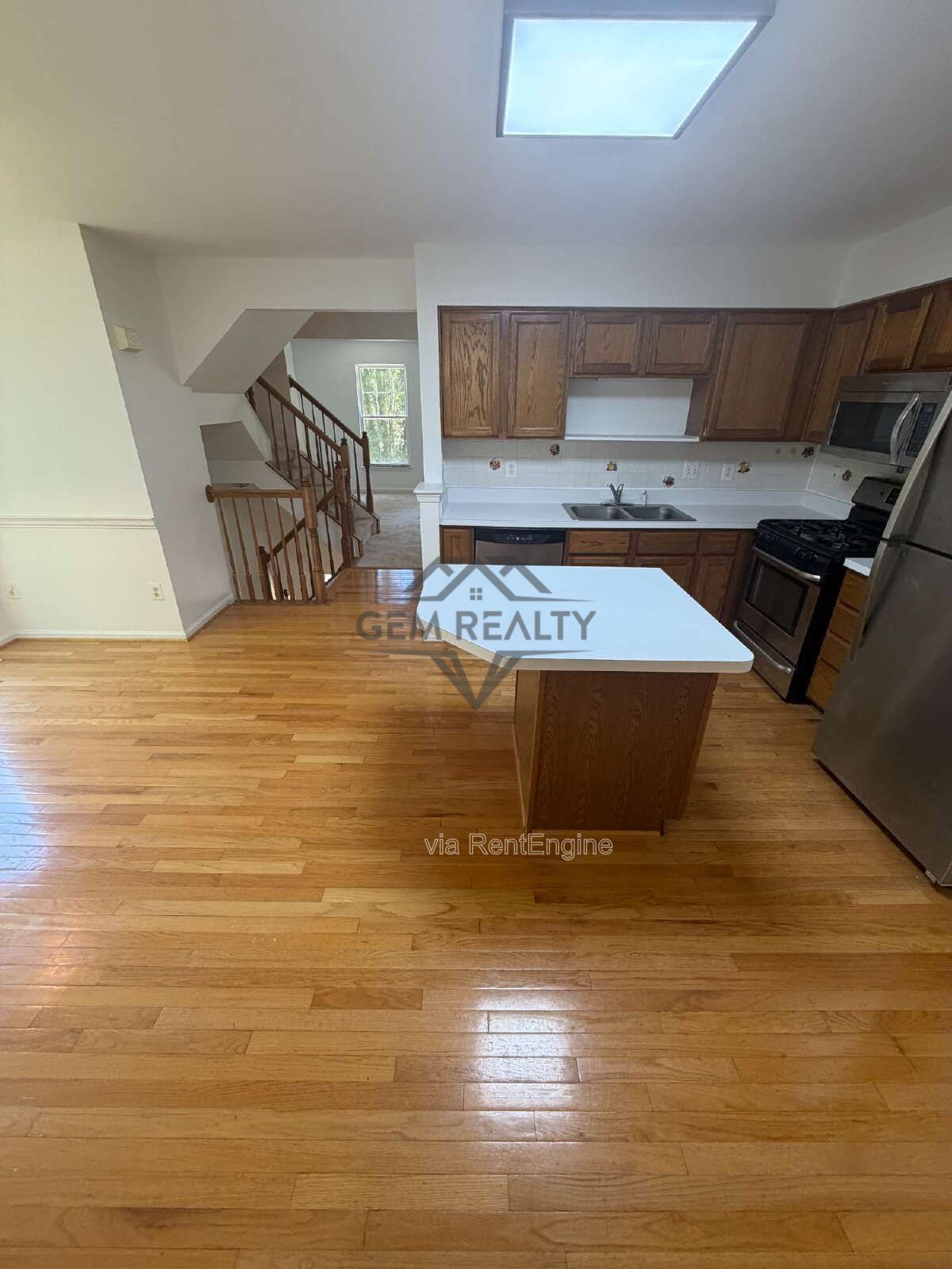 Spacious End-Unit Townhome with 3 Finished Levels & Screened Porch in Amenity-Filled Community property image