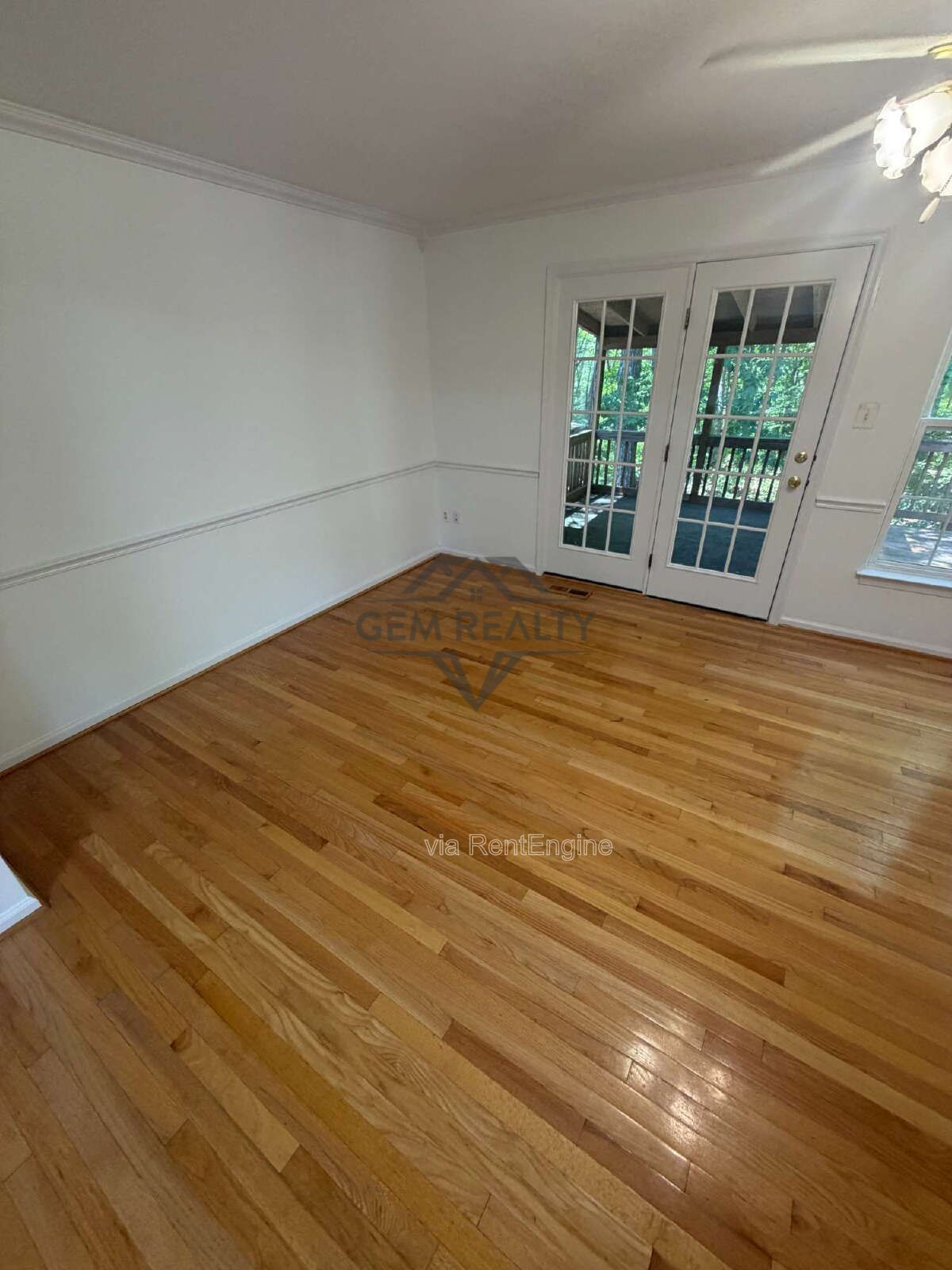 Spacious End-Unit Townhome with 3 Finished Levels & Screened Porch in Amenity-Filled Community property image