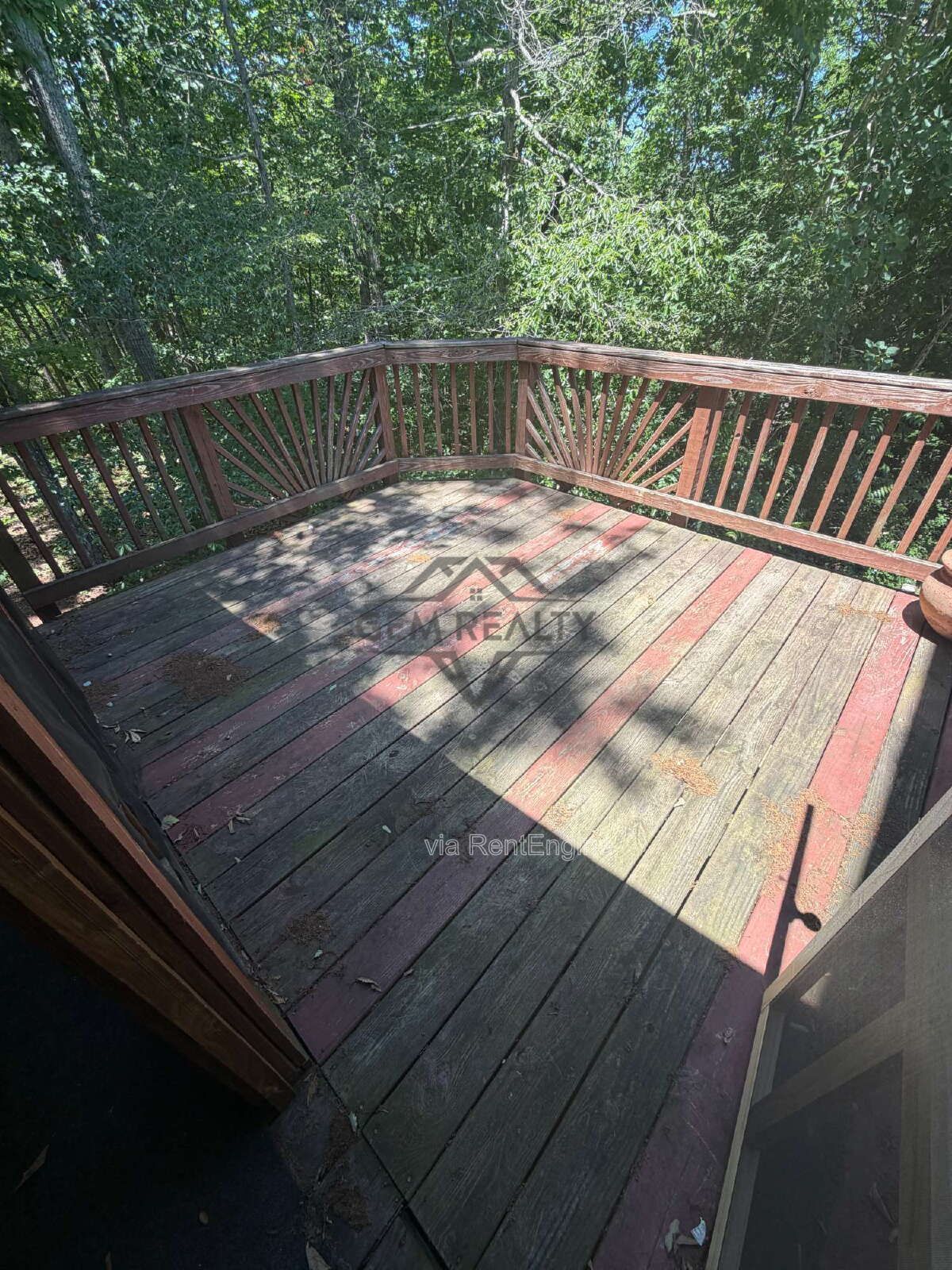 Spacious End-Unit Townhome with 3 Finished Levels & Screened Porch in Amenity-Filled Community property image