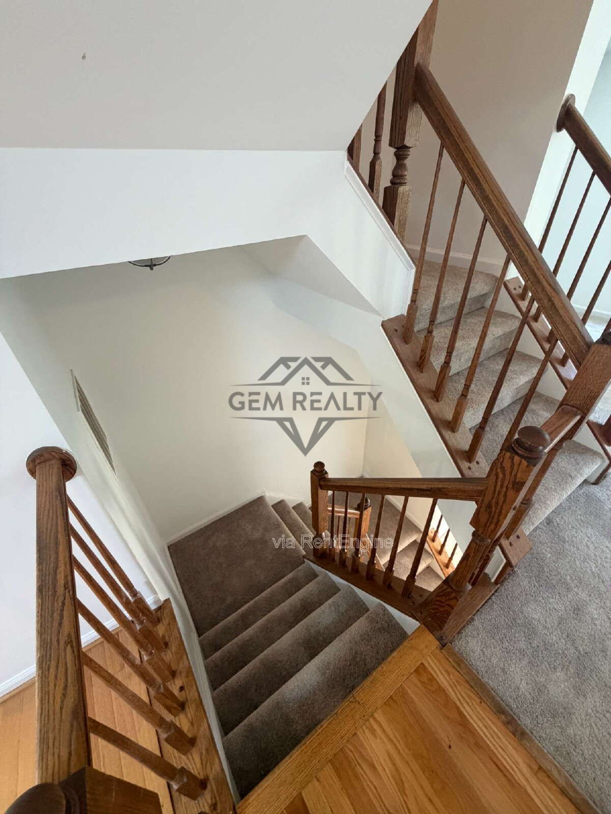 Spacious End-Unit Townhome with 3 Finished Levels & Screened Porch in Amenity-Filled Community property image