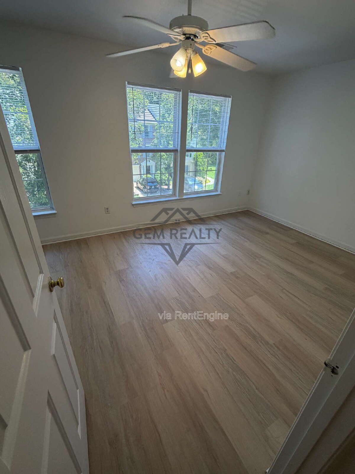 Spacious End-Unit Townhome with 3 Finished Levels & Screened Porch in Amenity-Filled Community property image