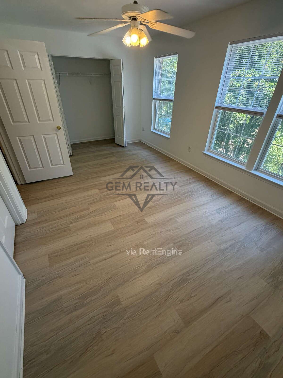 Spacious End-Unit Townhome with 3 Finished Levels & Screened Porch in Amenity-Filled Community property image