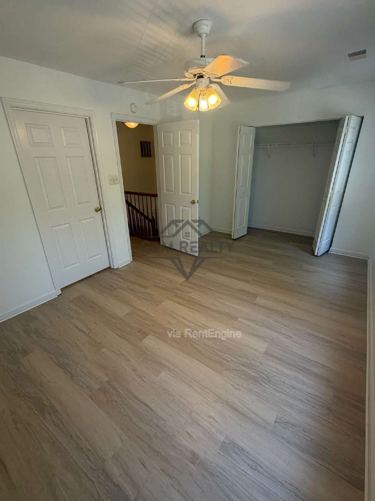 Spacious End-Unit Townhome with 3 Finished Levels & Screened Porch in Amenity-Filled Community property image