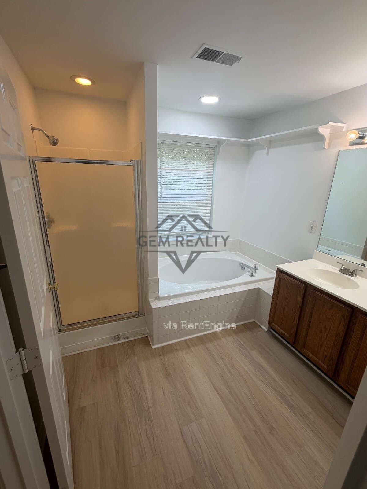 Spacious End-Unit Townhome with 3 Finished Levels & Screened Porch in Amenity-Filled Community property image