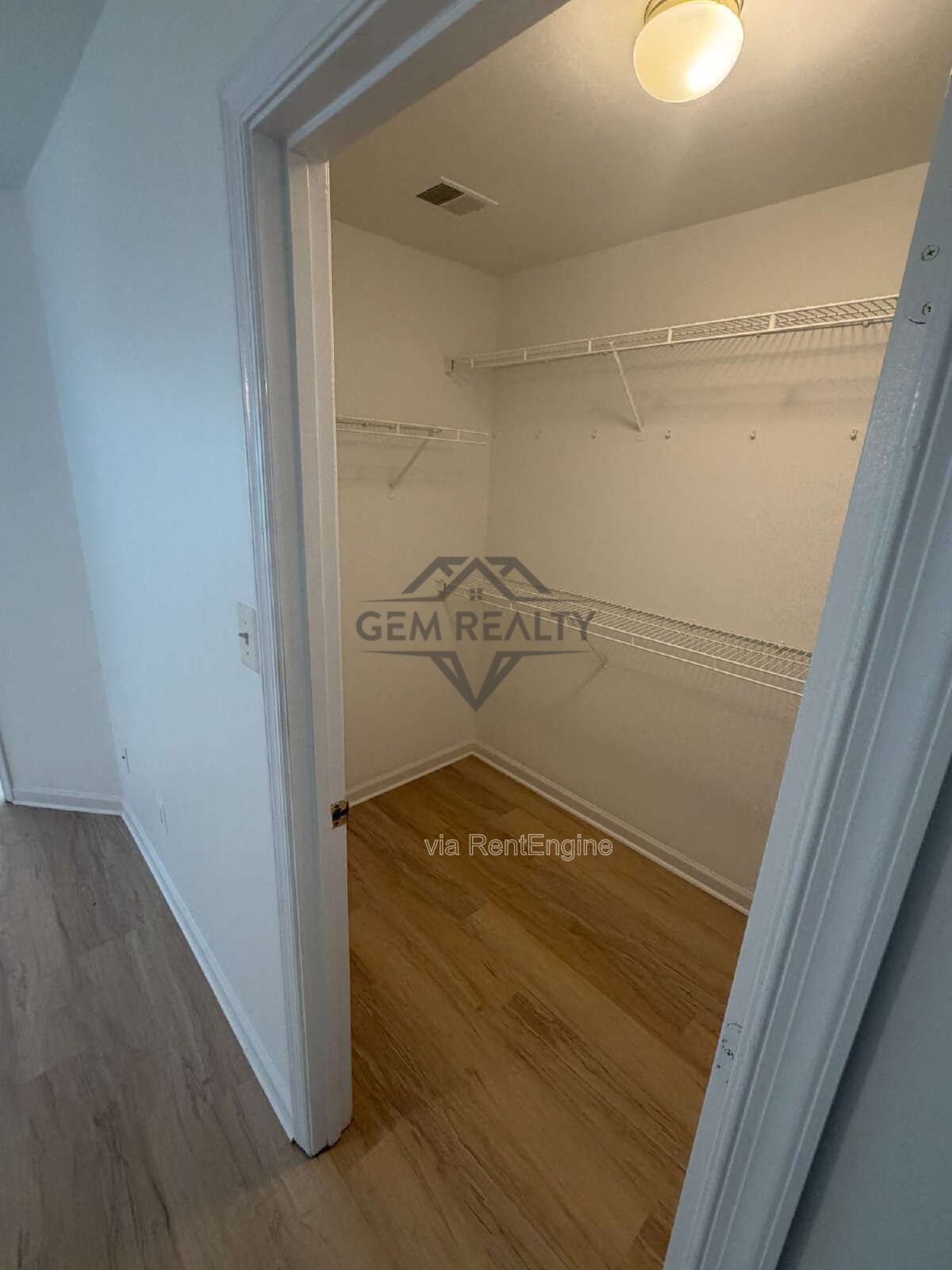 Spacious End-Unit Townhome with 3 Finished Levels & Screened Porch in Amenity-Filled Community property image