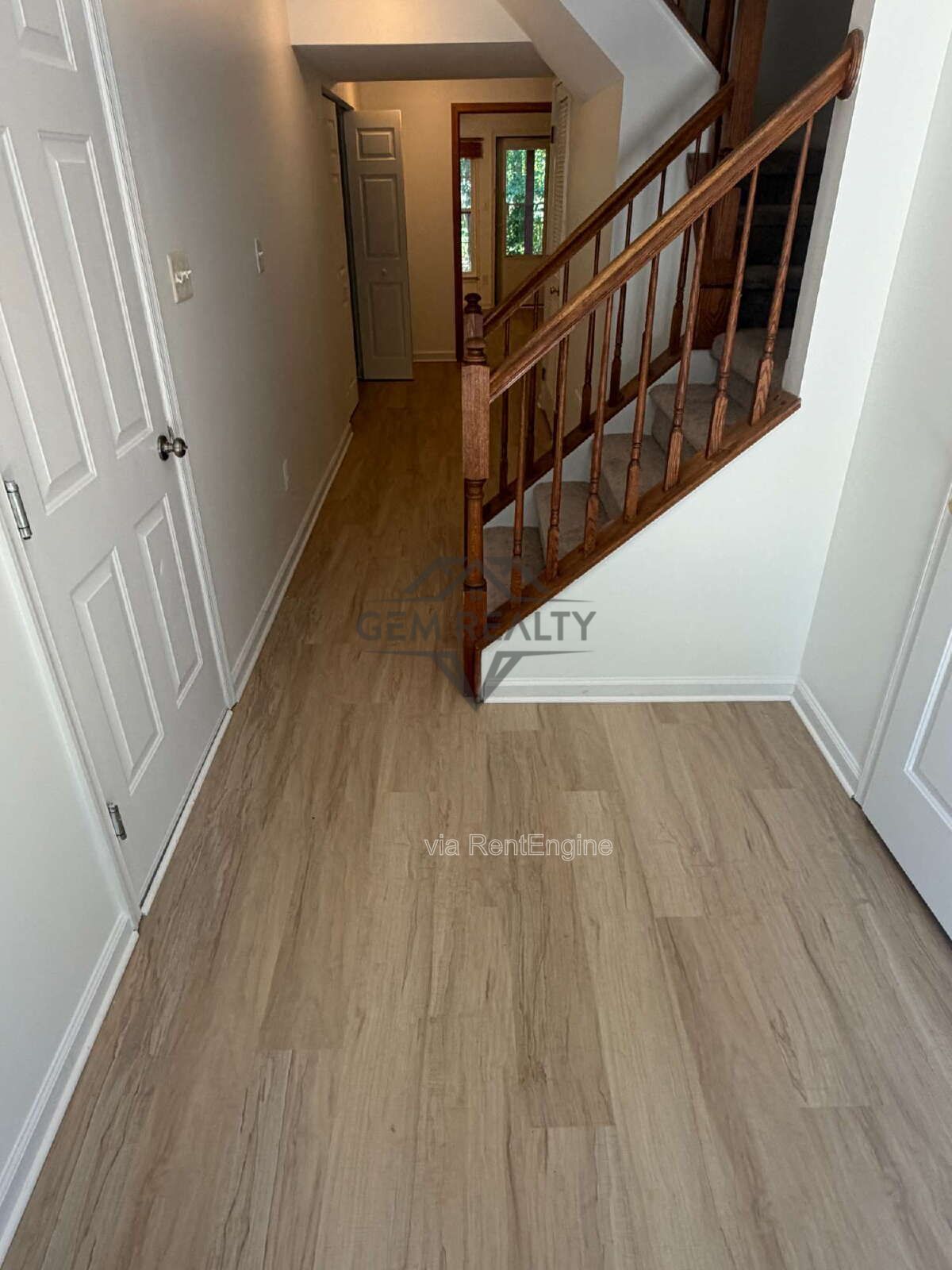 Spacious End-Unit Townhome with 3 Finished Levels & Screened Porch in Amenity-Filled Community property image