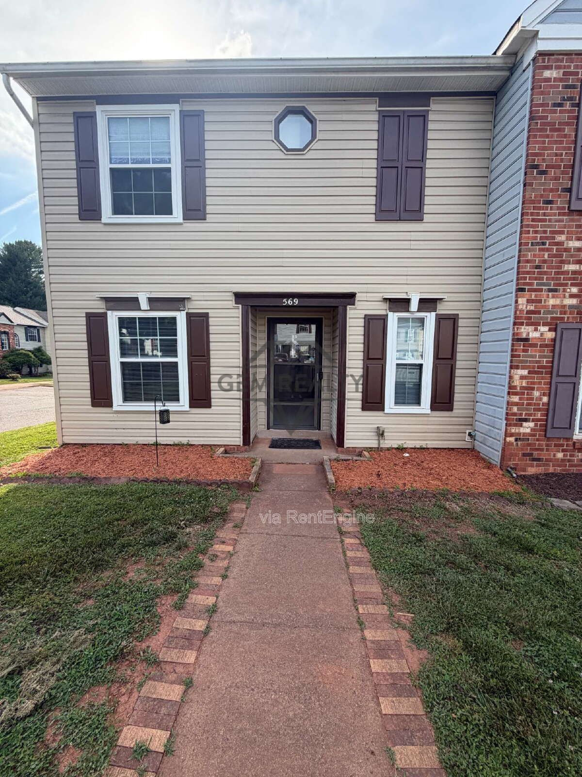 This spacious home features 3 bedrooms, 2.5 bathrooms property image