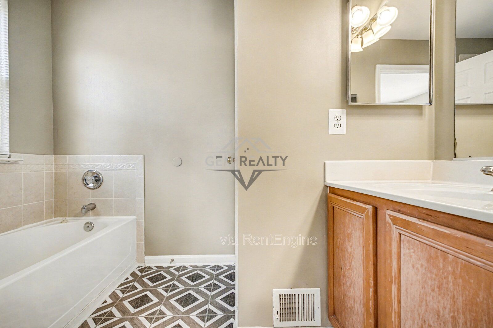 Spacious End-Unit 4 Bedroom Townhome for Rent in King George, VA property image
