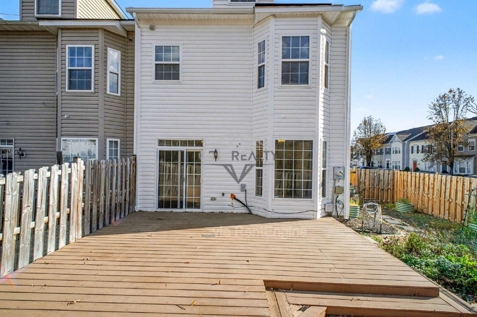 Spacious End-Unit 4 Bedroom Townhome for Rent in King George, VA property image