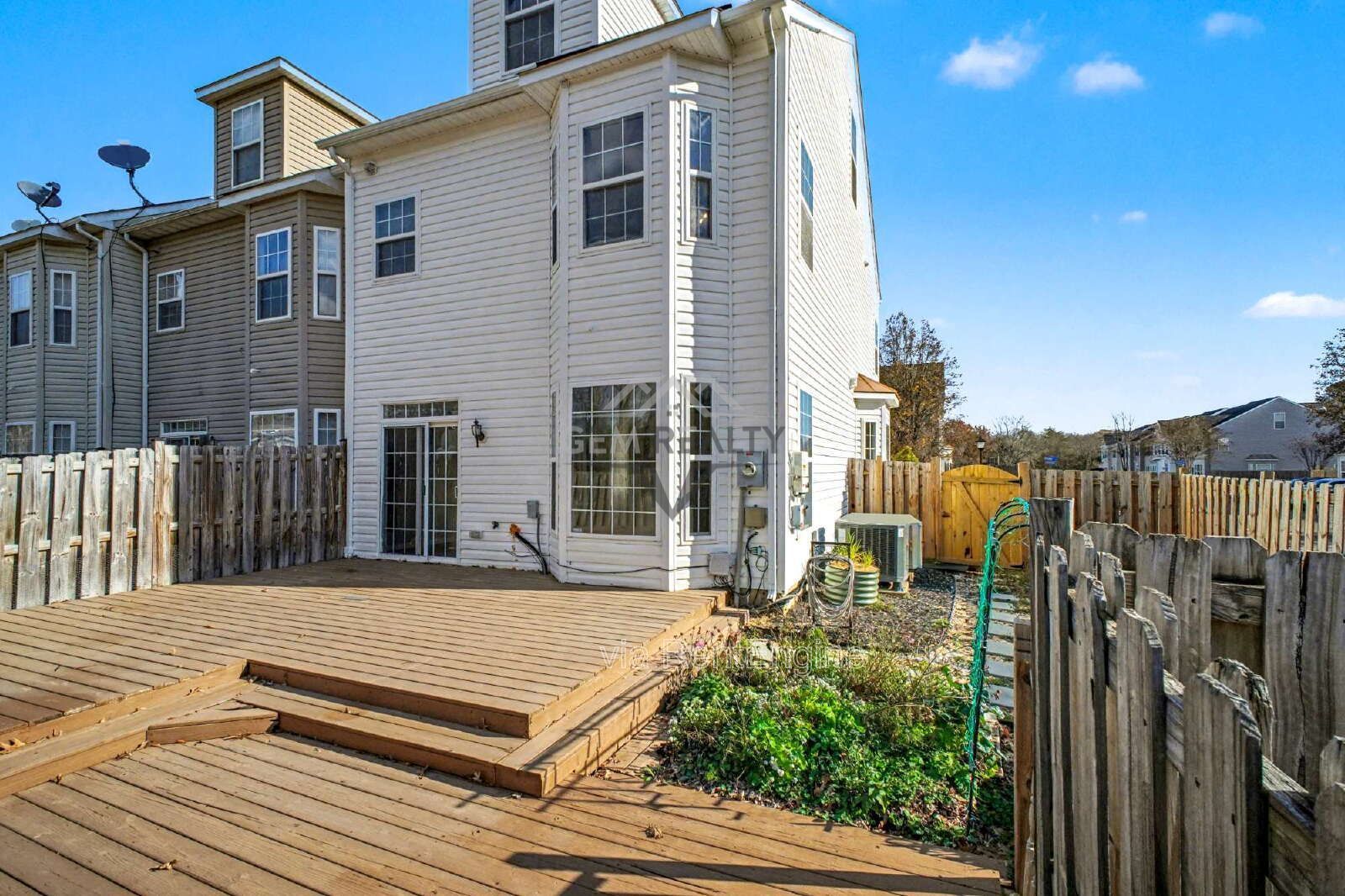 Spacious End-Unit 4 Bedroom Townhome for Rent in King George, VA property image