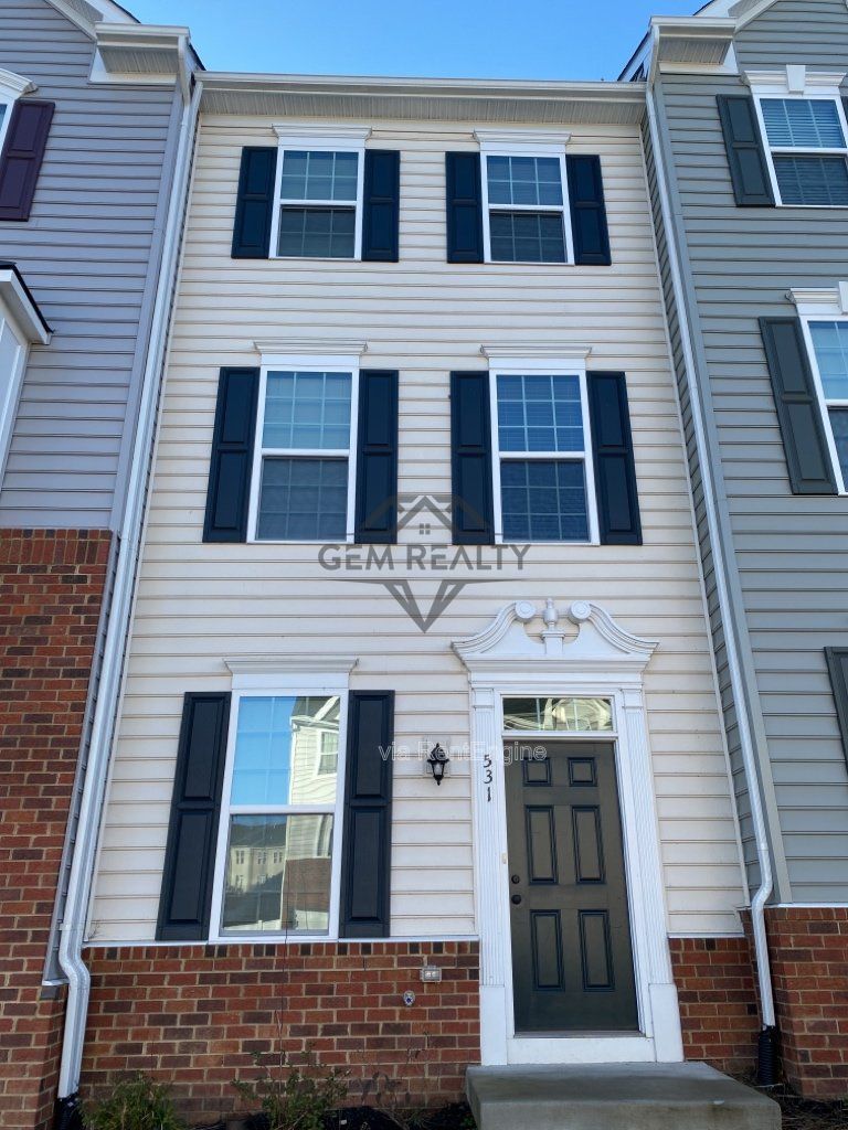 Experience Modern Comfort: Spacious 3-Bedroom Townhouse with 3.5 Baths in Fredericksburg! property image