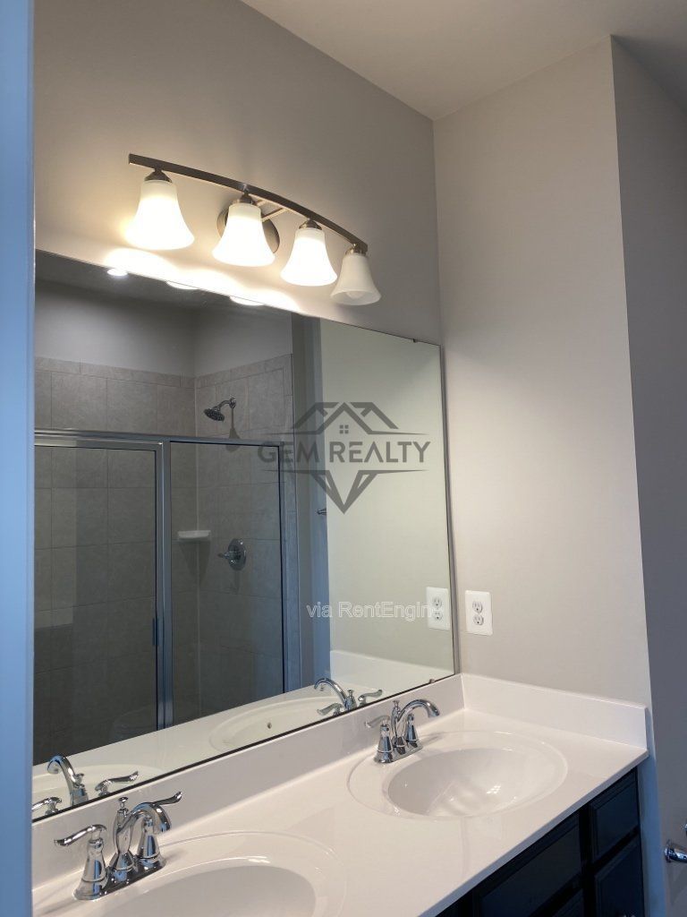 Experience Modern Comfort: Spacious 3-Bedroom Townhouse with 3.5 Baths in Fredericksburg! property image
