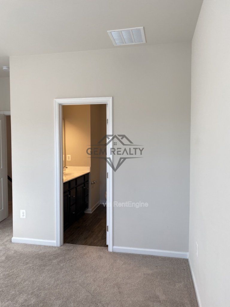 Experience Modern Comfort: Spacious 3-Bedroom Townhouse with 3.5 Baths in Fredericksburg! property image