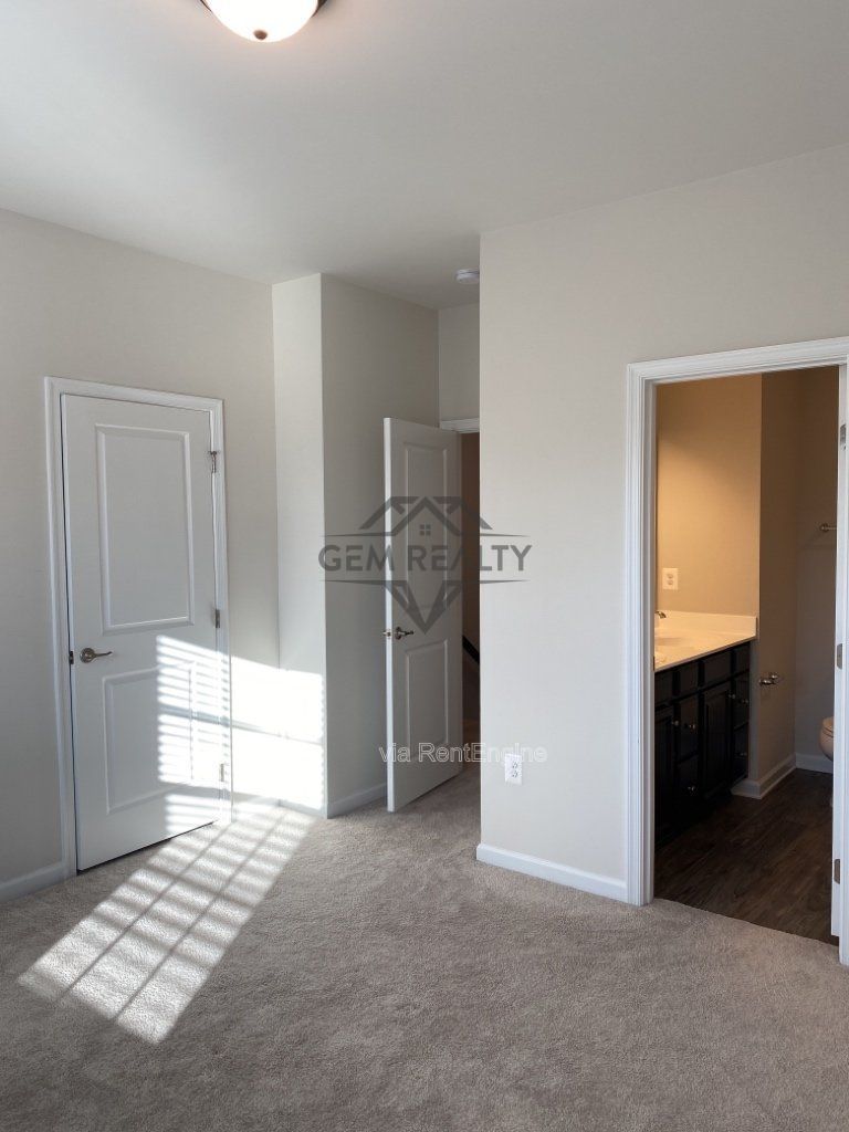 Experience Modern Comfort: Spacious 3-Bedroom Townhouse with 3.5 Baths in Fredericksburg! property image