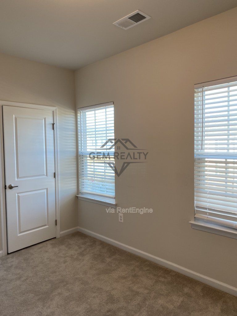 Experience Modern Comfort: Spacious 3-Bedroom Townhouse with 3.5 Baths in Fredericksburg! property image