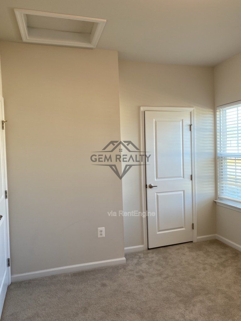 Experience Modern Comfort: Spacious 3-Bedroom Townhouse with 3.5 Baths in Fredericksburg! property image