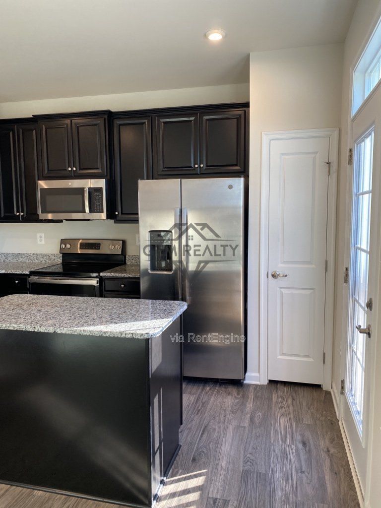 Experience Modern Comfort: Spacious 3-Bedroom Townhouse with 3.5 Baths in Fredericksburg! property image