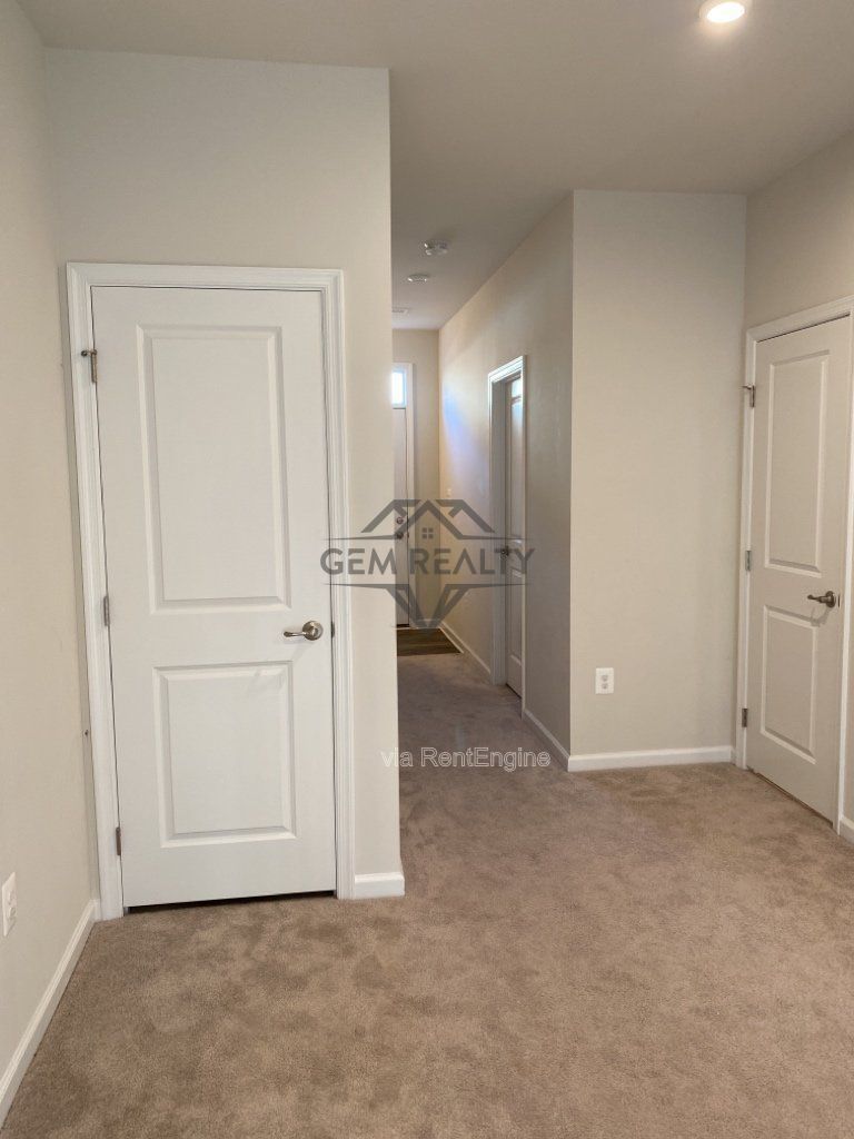 Experience Modern Comfort: Spacious 3-Bedroom Townhouse with 3.5 Baths in Fredericksburg! property image