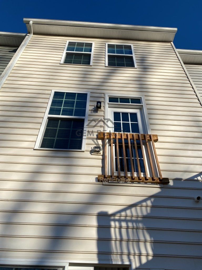 Experience Modern Comfort: Spacious 3-Bedroom Townhouse with 3.5 Baths in Fredericksburg! property image