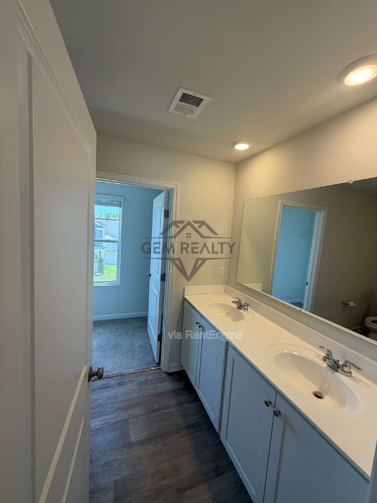 Like new 3BR 2.5BA property with solar panel use! property image