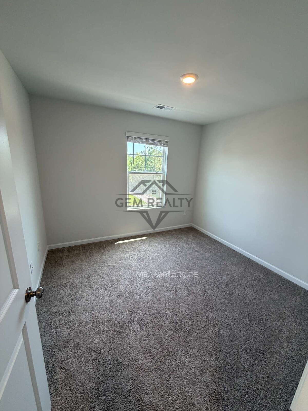 Like new 3BR 2.5BA property with solar panel use! property image