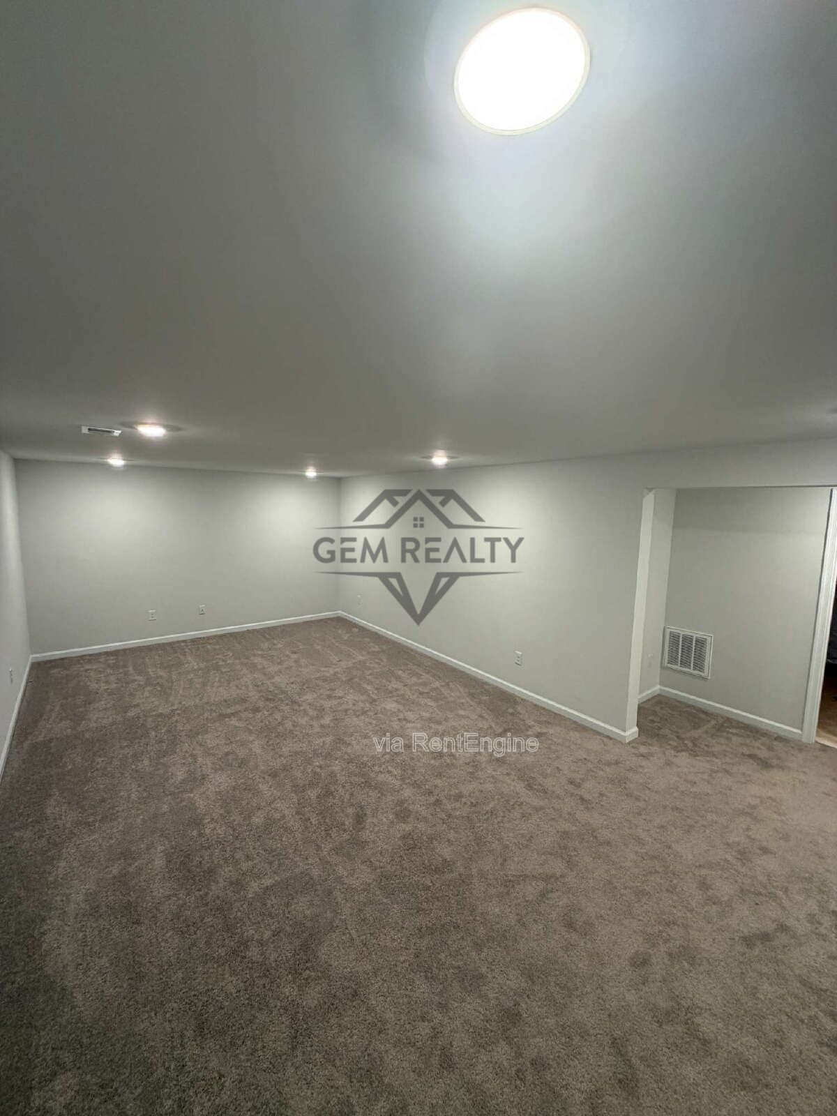 Like new 3BR 2.5BA property with solar panel use! property image