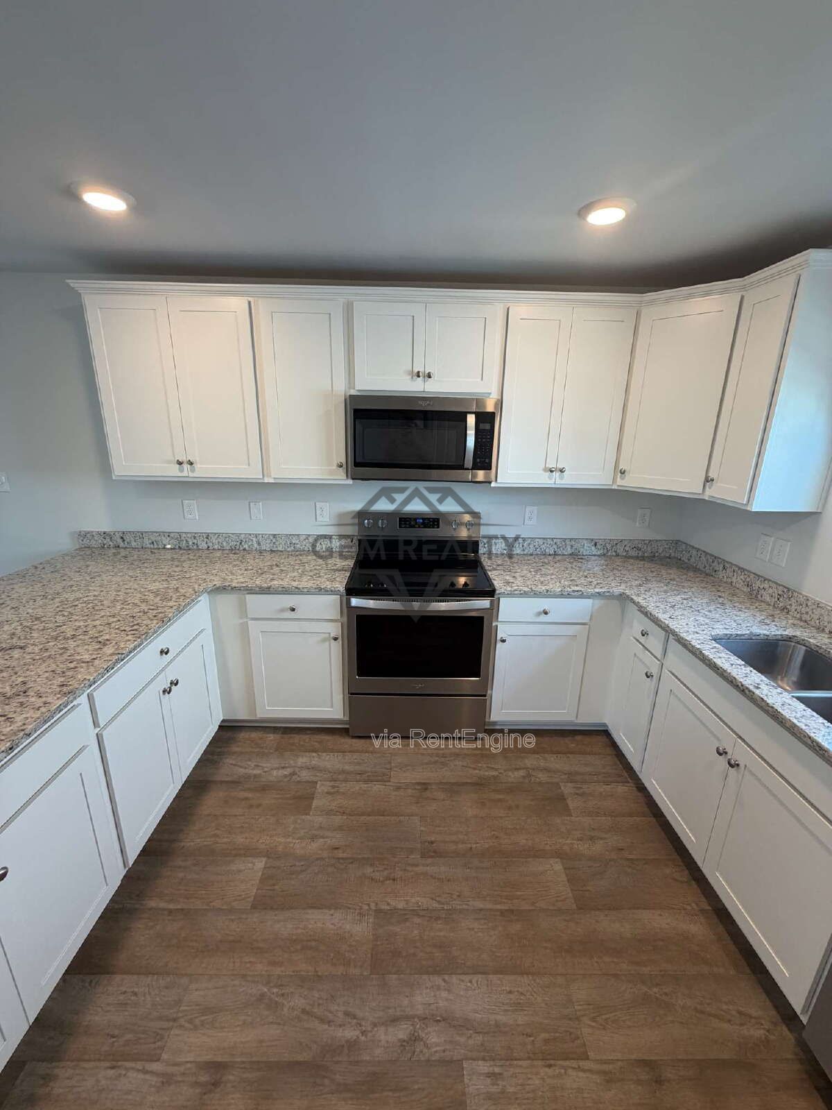 Like new 3BR 2.5BA property with solar panel use! property image