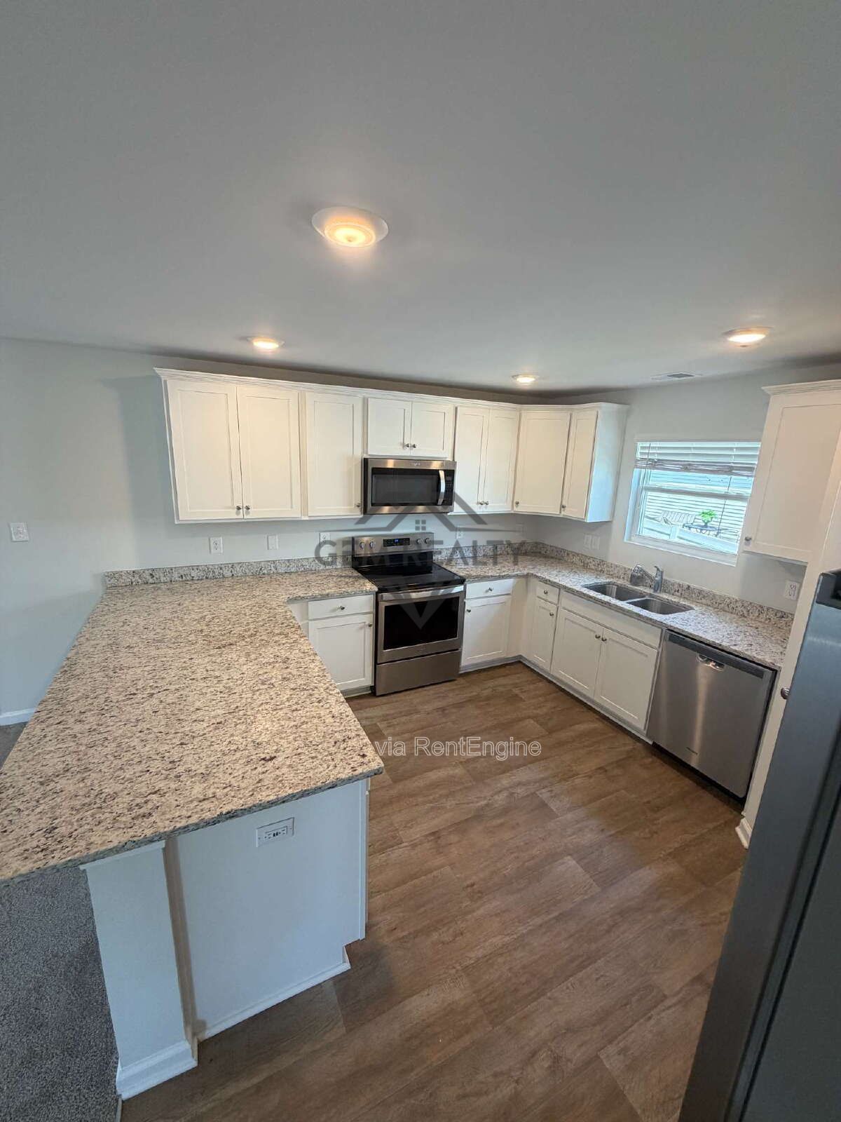 Like new 3BR 2.5BA property with solar panel use! property image