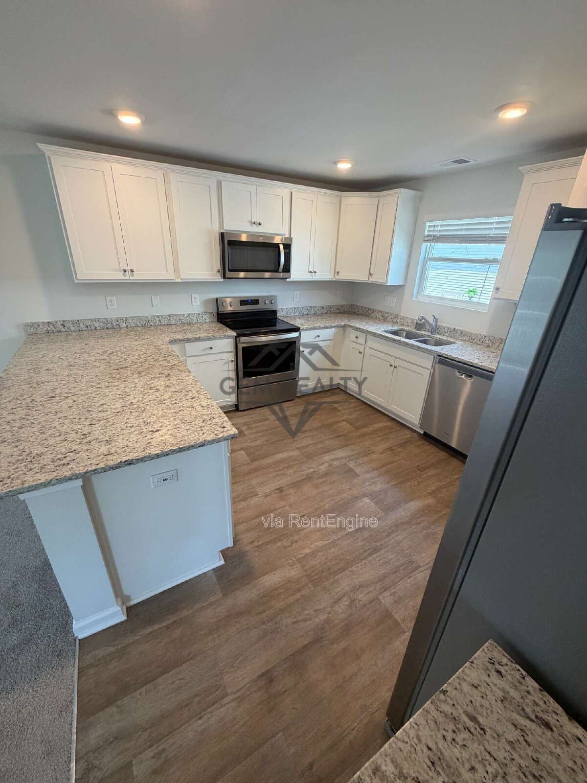 Like new 3BR 2.5BA property with solar panel use! property image