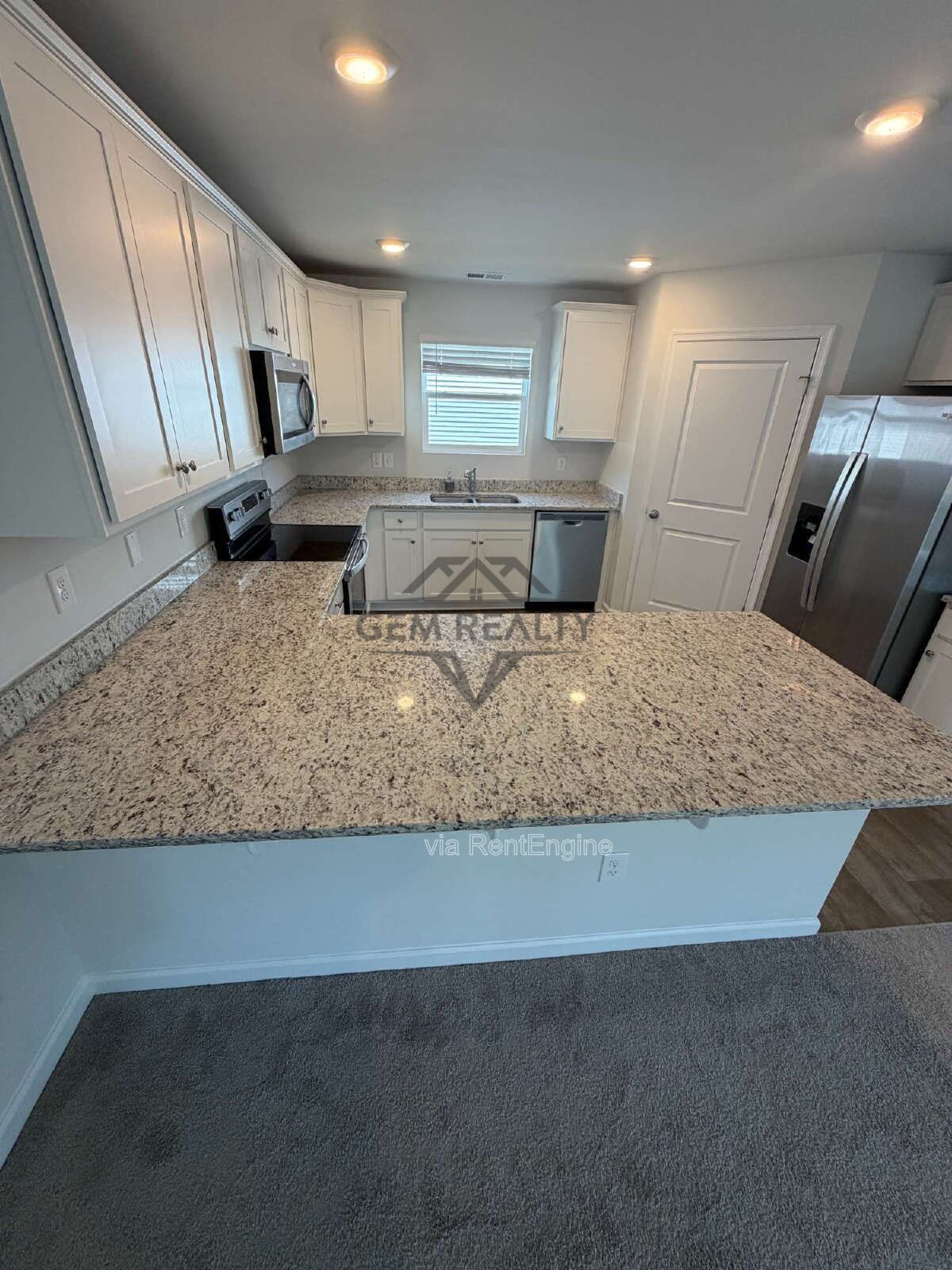 Like new 3BR 2.5BA property with solar panel use! property image