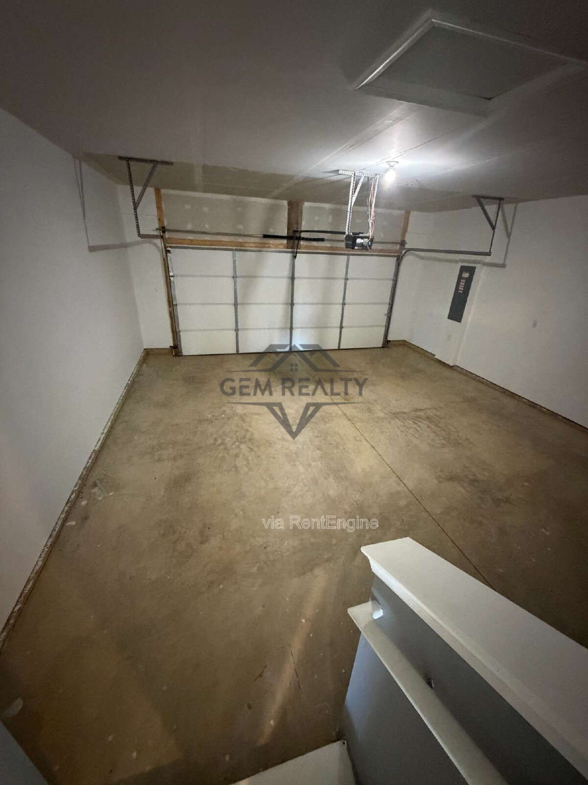 Like new 3BR 2.5BA property with solar panel use! property image