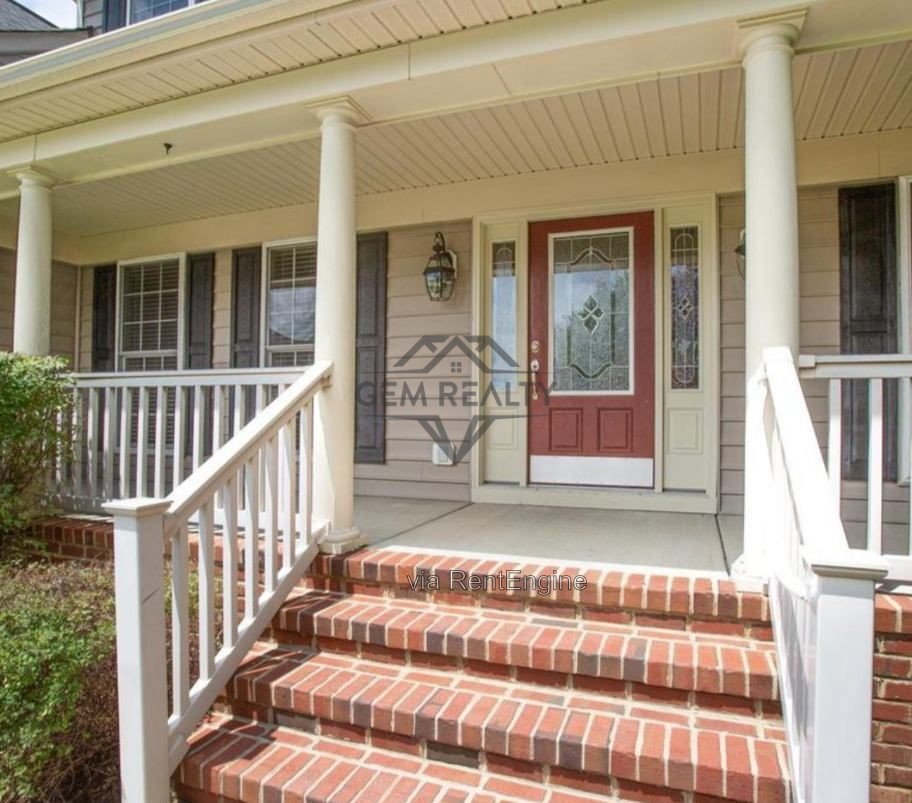 Luxurious, two level. 5-Bed Oasis with 4.5 Baths & Expansive 3,745 Sq Ft at 10410 Silver Creek Court! property image