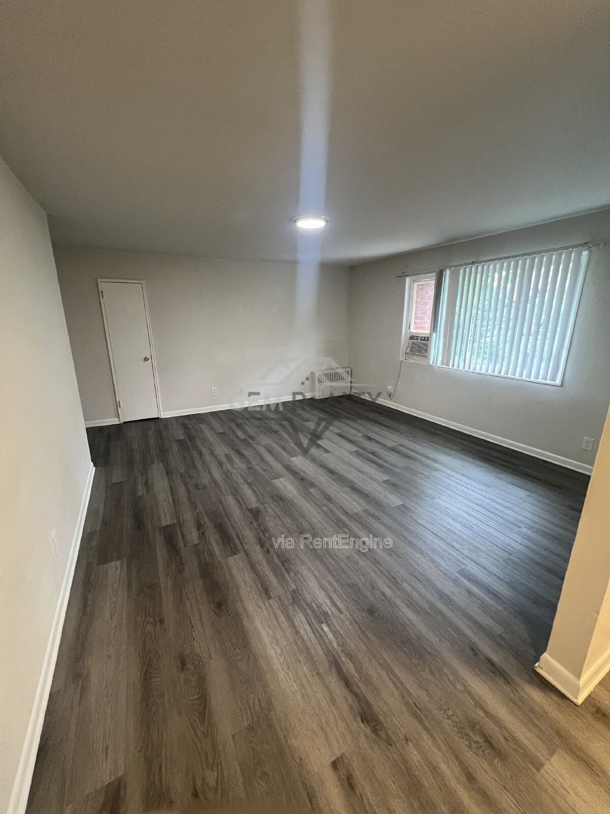 Charming 1 Bedroom Apartment in Woodbridge – Third Level Apartment property image