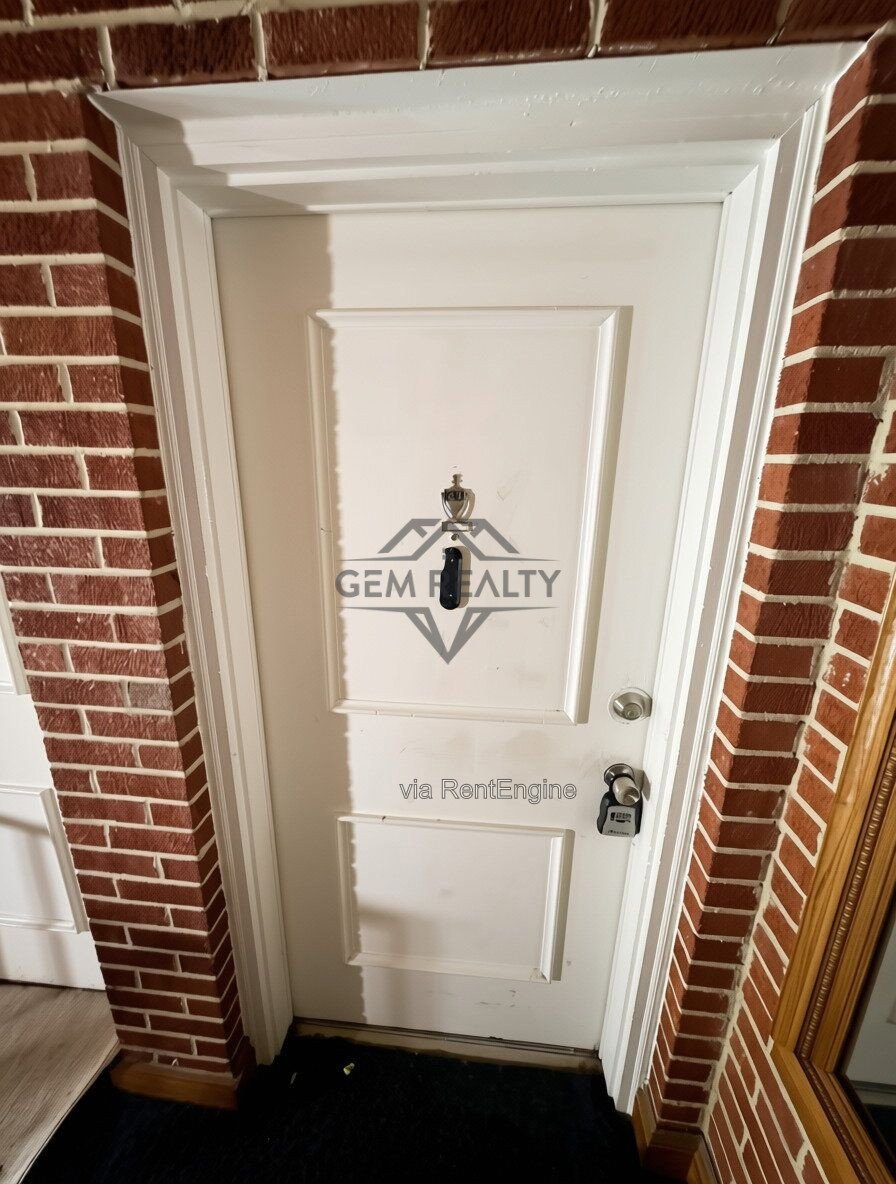 Cozy 2BR/1BA + Den Condo in the Heart of Woodbridge – Available NOW! property image