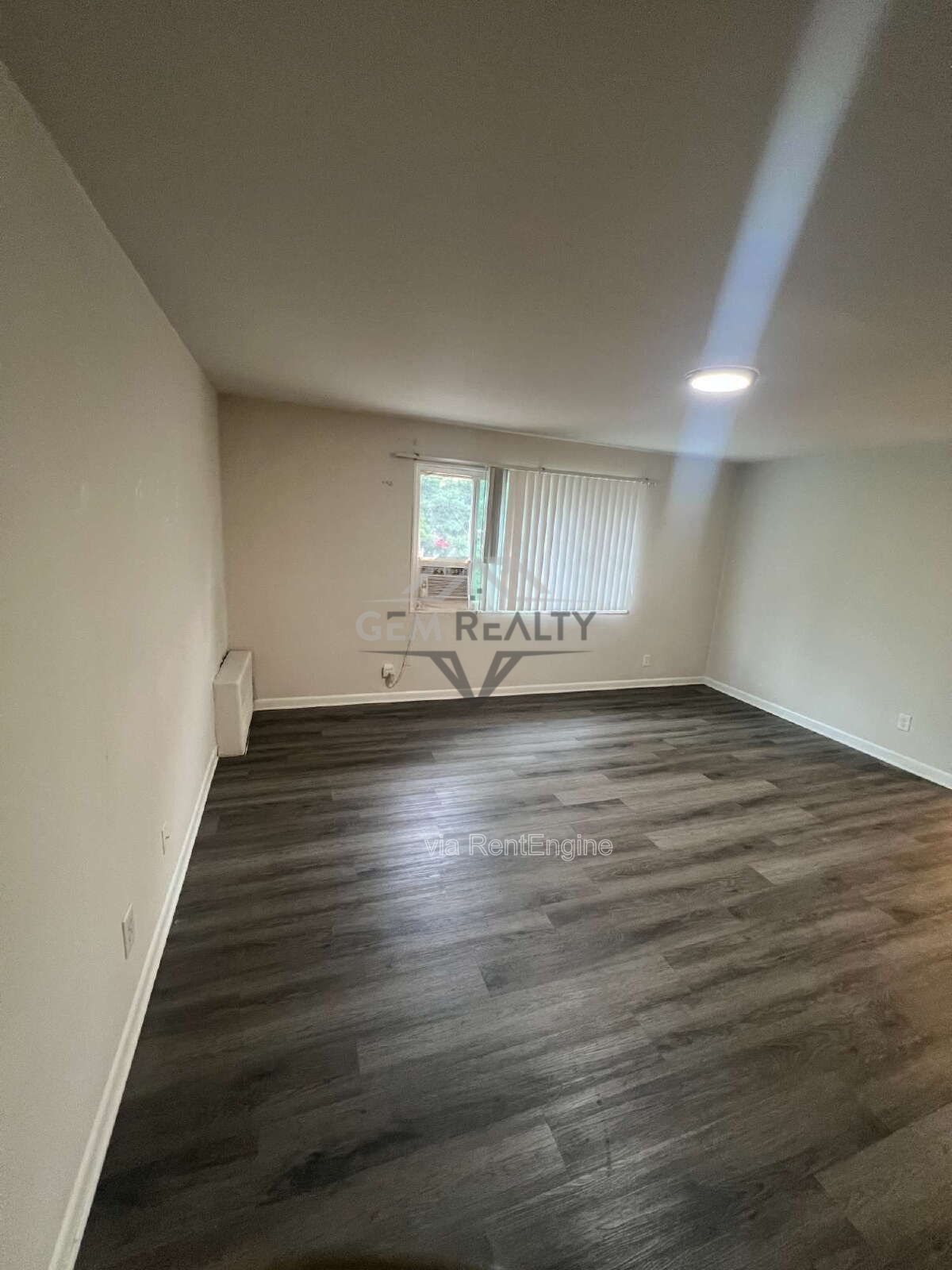 Charming 1 Bedroom Apartment in Woodbridge – Third Level Apartment property image