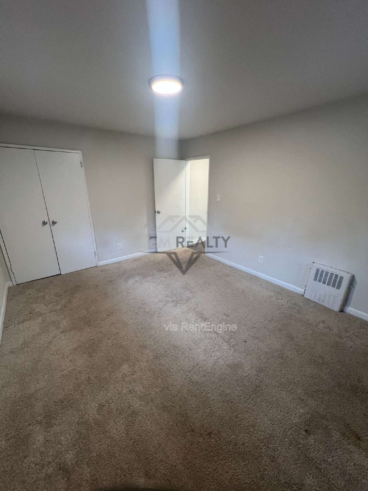 Charming 1 Bedroom Apartment in Woodbridge – Third Level Apartment property image