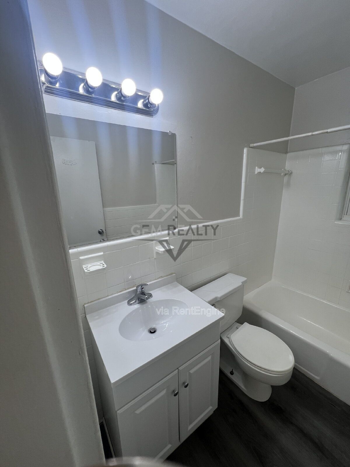 Charming 1 Bedroom Apartment in Woodbridge – Third Level Apartment property image