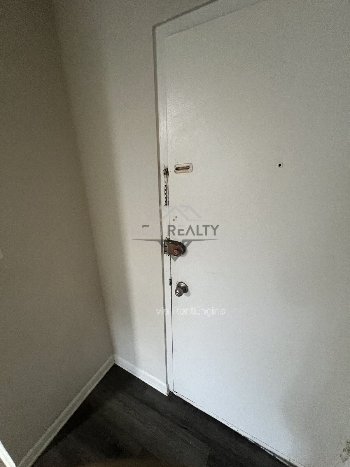 Charming 1 Bedroom Apartment in Woodbridge – Third Level Apartment property image