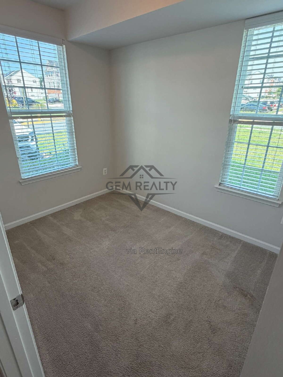 Spacious 3BR/3.5BA Townhome w/ Finished Basement, Deck & 2 Reserved Spaces – Fredericksburg property image