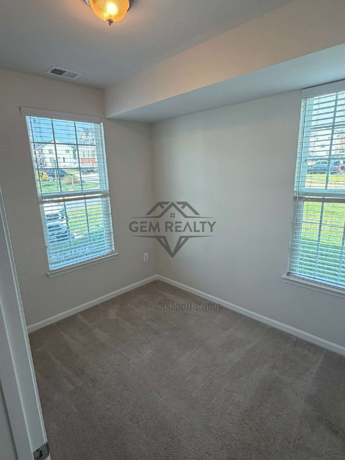 Spacious 3BR/3.5BA Townhome w/ Finished Basement, Deck & 2 Reserved Spaces – Fredericksburg property image