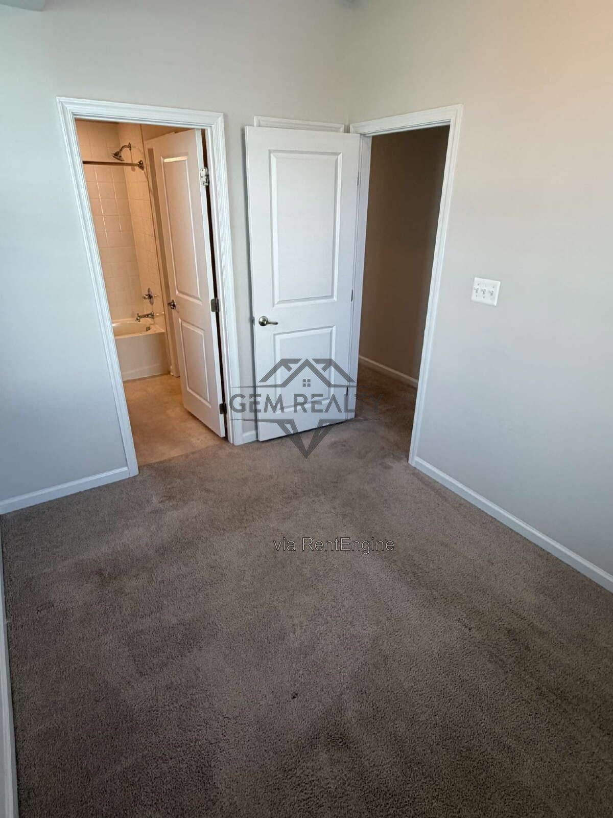 Spacious 3BR/3.5BA Townhome w/ Finished Basement, Deck & 2 Reserved Spaces – Fredericksburg property image